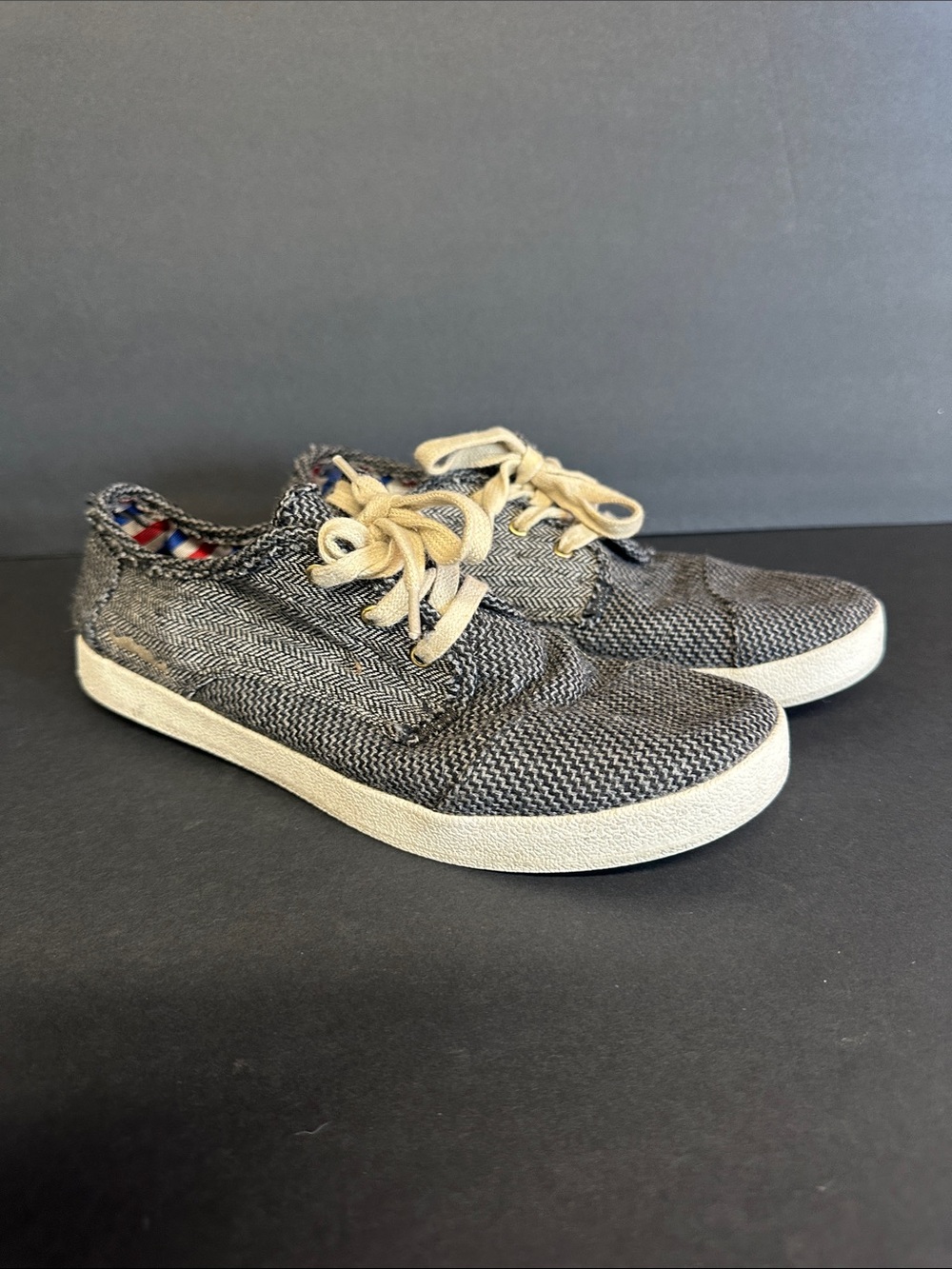 Toms women’s size 8 sneakers